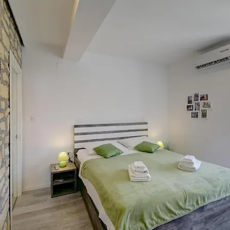 Timeless - Studio With Patio And City View *