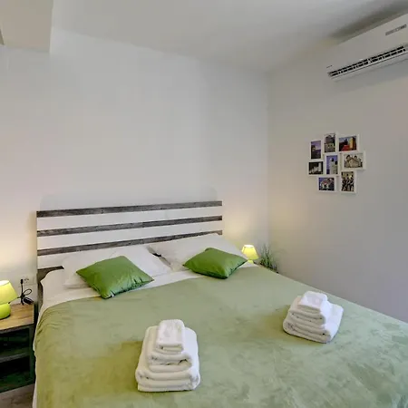 Timeless - Studio With Patio And City View Apartmán *