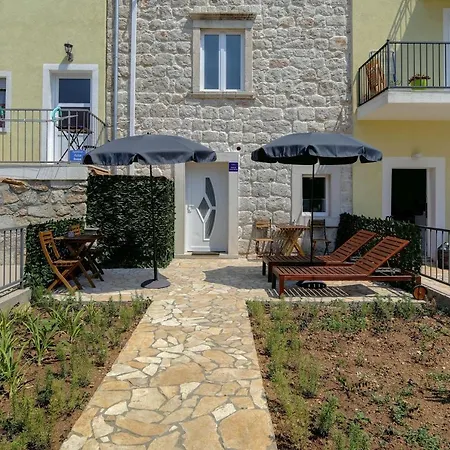 Timeless - Studio With Patio And City View *