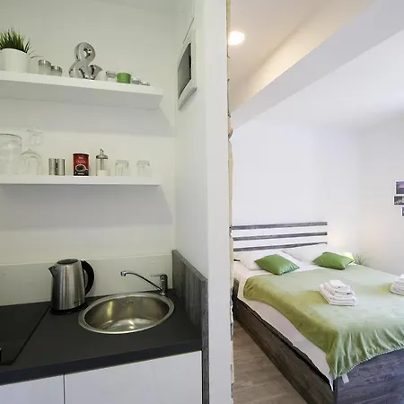 Timeless - Studio With Patio And City View
