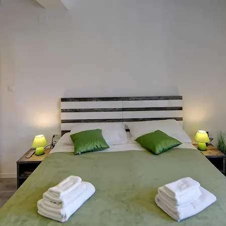 Daire Timeless - Studio With Patio And City View